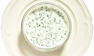 Kall sås till grillat, en krämig crème fraiche-baserad dressing med färska örter. Perfekt till sommarens alla grillkvällar.