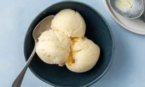 Tre skopor krämig vaniljglass i en mörkblå skål, redo att avnjutas. Perfekt för ett enkelt gelato recept.