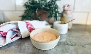 En skål med krämig Rhode Island dressing. Perfekt för salladen, som dipp eller som tillbehör till din favoritmat. Ett enkelt recept att prova!