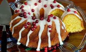En saftig sockerkaka med vit glasyr och lingon. Perfekt för att testa ett nytt glasyr recept!