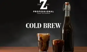 En flaska och två glas med iskaffe. Perfekt för ditt cold brew recept en varm sommardag.