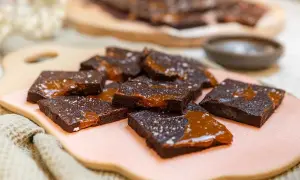 Kladdkaka i långpanna, skuren i bitar med härlig kolasås och flingsalt. Perfekt för fikat!