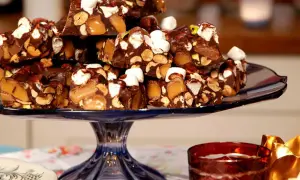 En hög med chokladbitar med nötter, karamell och marshmallows. En härlig rocky road-frestelse.