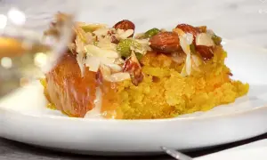 En saftig toscakaka med mandelmassa, toppad med nötter och kokosflingor. En härlig dessert som passar perfekt till fikat.