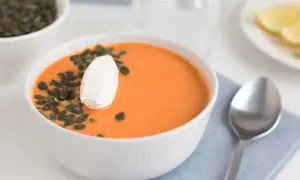 Krämig linssoppa med pumpafrön och en klick gräddfil. Ett enkelt och gott linssoppa recept.