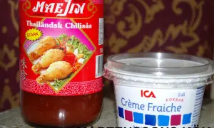 En flaska Mae Jin Thailändsk Chilisås och en burk ICA Crème Fraiche. Perfekt för en het och krämig smakupplevelse.