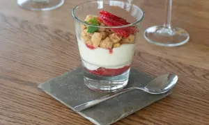 En läcker rabarberdessert i glas med krämig vaniljkräm, smuldeg och färska jordgubbar. Perfekt för en somrig fika.