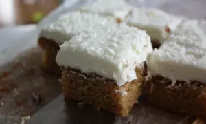Färska bitar av morotskaka med krämig frosting och kokosflingor. En perfekt fika!