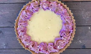 En vacker key lime pie med lila marängkant, perfekt för ett somrigt recept.