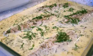Ugnsbakad makrill i en krämig sås med dill och senapsfrön. En klassisk svensk rätt som doftar ljuvligt.