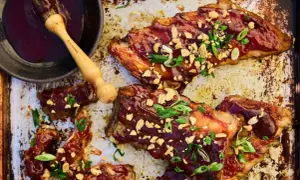 Glacerade revbensspjäll med jordnötter och salladslök, redo för grillen. Ett perfekt grill recept för sommaren.