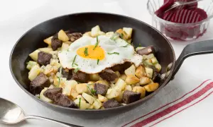 En klassisk pyttipanna med stekt ägg, potatis och kött. Ett enkelt och gott pyttipanna recept.