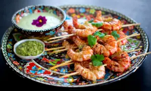 Grillade scampispett med en krämig dipp och örtig sås. Ett perfekt scampi recept för sommaren!