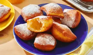 Färska, fluffiga beignets pudrade med florsocker. Ett perfekt beignets recept för hembakning.