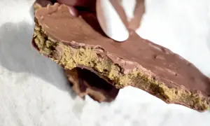 En bit chokladkaka med en krämig fyllning, perfekt för ett dubai choklad recept.