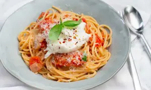 En krämig burrata pasta med tomatsås, toppad med färsk basilika och riven parmesan. Enkel men lyxig rätt.