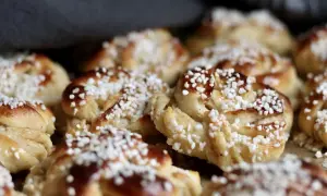 Nybakade vaniljbullar med pärlsocker, redo att avnjutas. Ett enkelt vaniljbullar recept för hembakning.