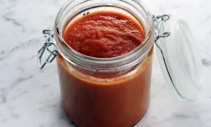 Hemlagad ketchup i en glasburk, redo att användas i ditt nästa ketchup recept.