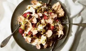 En härlig Eton Mess med jordgubbar, grädde, marängbitar och pistagenötter. Perfekt för en sommardessert.