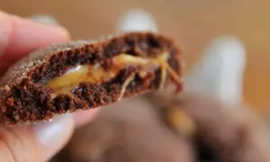 En chokladkaka med seg kola i mitten, perfekt för dig som söker ett gott dumlekakor recept.
