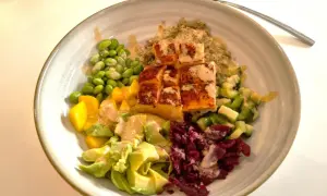 En färgglad bowl med lax, quinoa, edamamebönor, mango, avokado och rödbetor. Ett perfekt bowl recept för en hälsosam måltid.