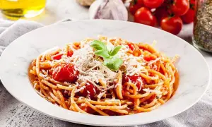 Enkel pastasås med spaghetti, körsbärstomater och riven ost. Enkelt och gott!