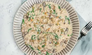 Krämig risotto svamp med spenat och pumpafrön, toppad med parmesan och svartpeppar. En härlig rätt som värmer själen.