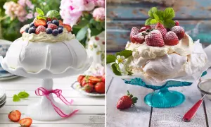 Två vackra pavlovakakor, toppade med grädde och färska bär. Ett perfekt pavlova recept för sommaren.