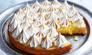 En härlig citronkladdkaka från Ica med fluffig maräng som fått gyllene toppar. Perfekt för fikat!