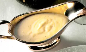 Krämig vaniljsås i silverkanna, perfekt för ditt vaniljsås recept. Smakrik och len.