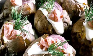 Bakad potatis med krämig fyllning, rödlök och dill. En härlig och enkel rätt.