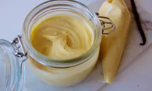 Krämig vaniljkräm, perfekt för bakning. Denna creme patissiere är redo att användas.