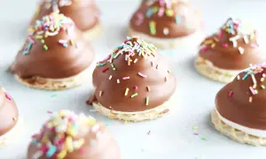 Chokladöverdragna maränger med strössel på en våffla. Ett mums mums recept som ser fantastiskt gott ut!
