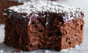 En saftig snoddas kaka med chokladglasyr och kokosflingor. Perfekt för fikat!