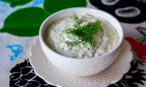 En skål med krämig skolans kalla fisksås, toppad med färsk dill. Perfekt till sommarmaten!