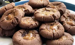 Chokladkakor med salt karamellfyllning, perfekt för fikat.