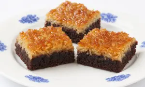 Tre bitar chokladkaka med kokostosca, perfekt att baka i långpanna.