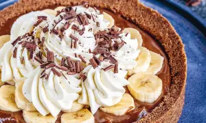 En krämig banoffee paj med vispgrädde, bananskivor och chokladströssel. En dröm för alla sötsugna!