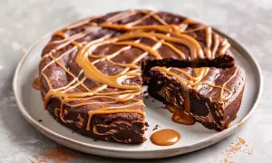 Chokladkaka med ett mönster av dulce de leche, perfekt att baka till fikat.