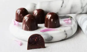 Chokladpraliner med glansigt skal, en skuren visar fyllning. Ett perfekt ganache recept till praliner.