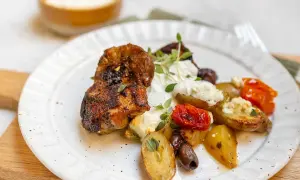 Grillad kyckling med rostade potatisar, tomater, oliver och en krämig, kall sås till kyckling.