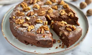 En saftig kladdkaka med valnötter, pudrad med florsocker. Perfekt för alla som älskar kladdkaka recept.