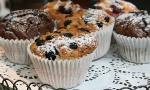 Här är ett **stora saftiga muffins recept**! Chokladmuffins och blåbärsmuffins, pudrade med florsocker, ser otroligt goda ut.