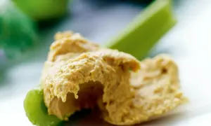 En klick krämig hummus på en krispig selleristjälk. Ett enkelt och gott recept på hummus som passar perfekt som mellanmål.