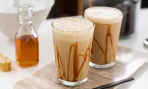 Två glas med karamellfrappe, redo att avnjutas. Ett enkelt frappe recept för en svalkande dryck.
