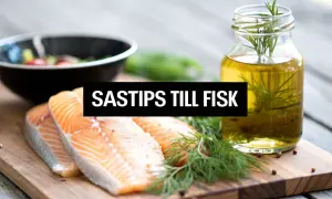Färska laxfiléer på en skärbräda med dill och en flaska olivolja. Texten "SASTIPS TILL FISK" antyder en god sås till fisken.