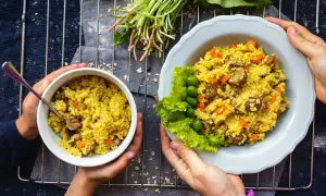 Två skålar med bulgur, morötter och svamp. Ett enkelt bulgur recept för en hälsosam måltid.