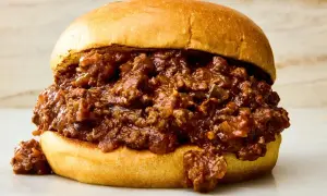 En saftig sloppy joe med köttfärs och en gyllene bulle.