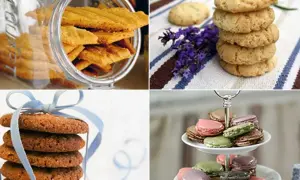 En burk med småkakor, en stapel kex med lavendel, en stapel chokladkakor med blått band och en tårtställning med macarons. Perfekt för småkakor recept!