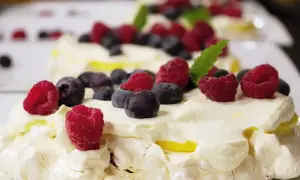 En härlig marängtårta med grädde och färska bär, som en dröm av en rice krispies tårta.